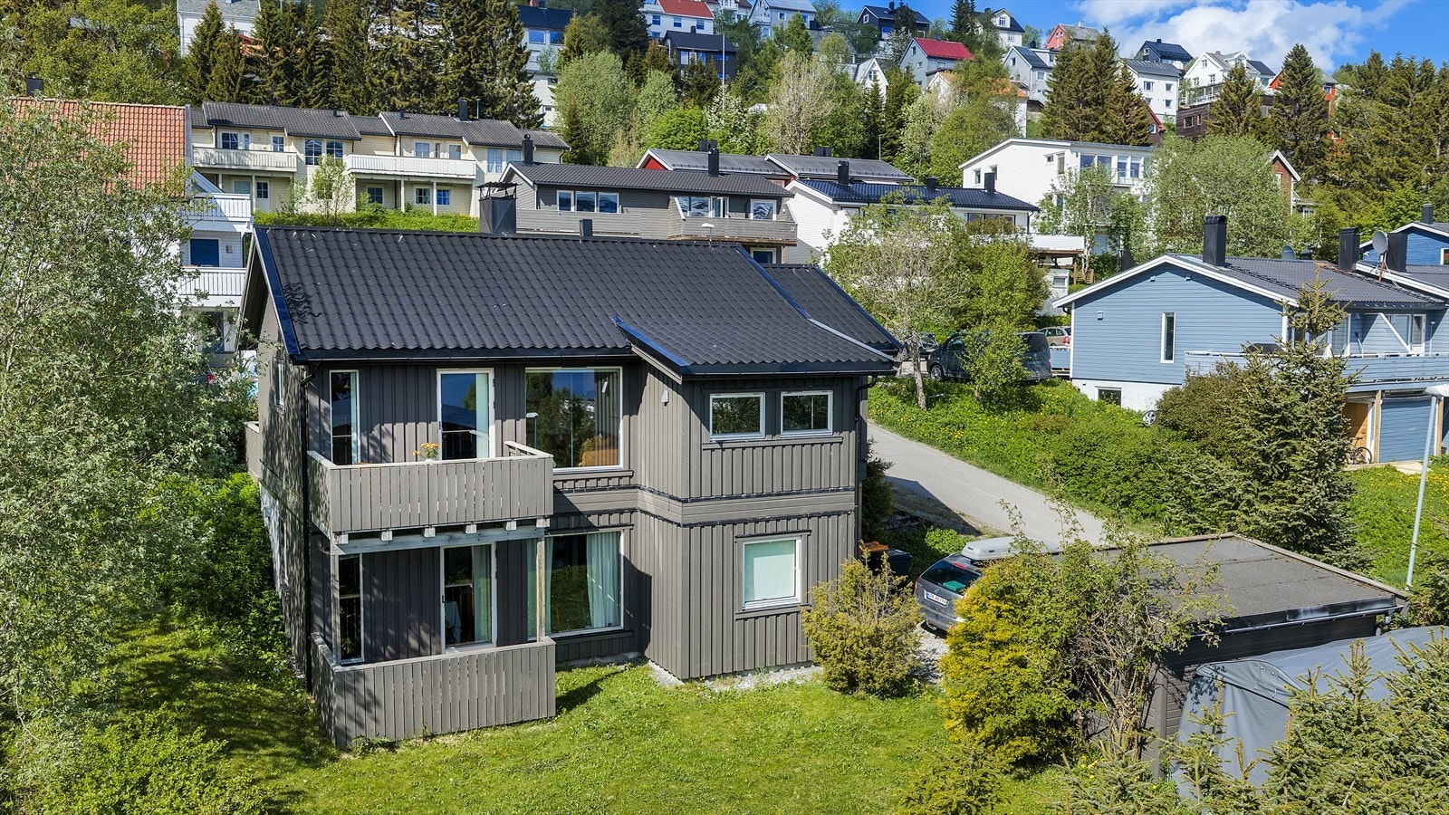 Stor felles tomt og hage samt felles sportsbod Galleribilde