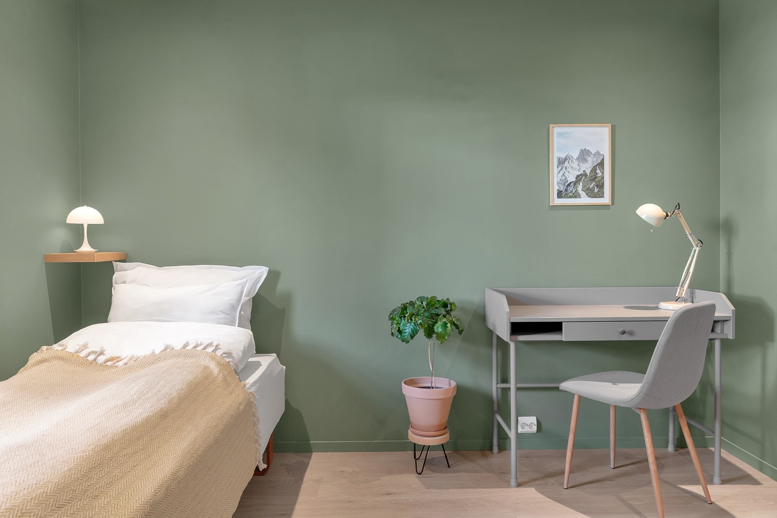 Plass til både seng og pult Galleribilde