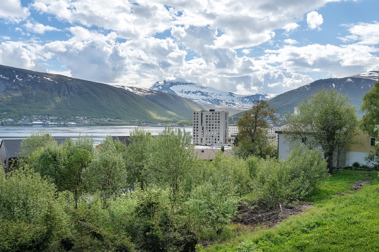 Utsikt sørøst over sundet, området, Tromsdalstiden, Fløya og Fjellheisen Galleribilde