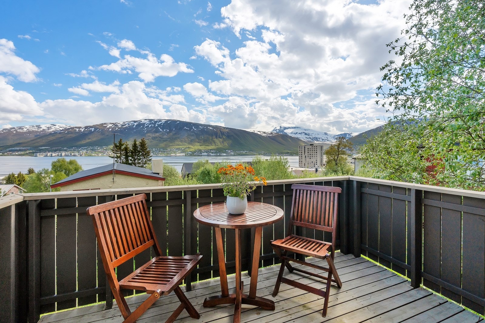 Utgang fra stue til østvendt balkong med fantastisk utsikt og morgen/formiddagssol Galleribilde