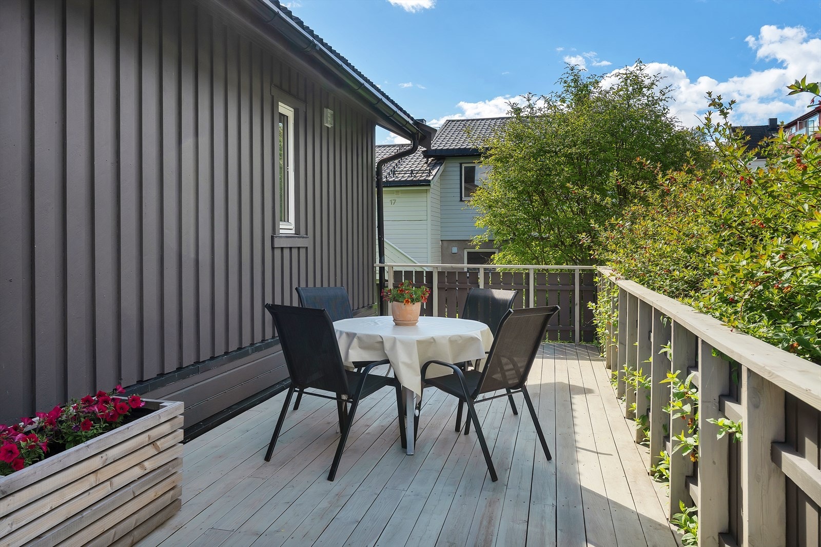 Vestvendt terrasse med inngangspartiet med ettermiddagssol og kveldssol (går ned på sommeren ca. 19:30) Galleribilde