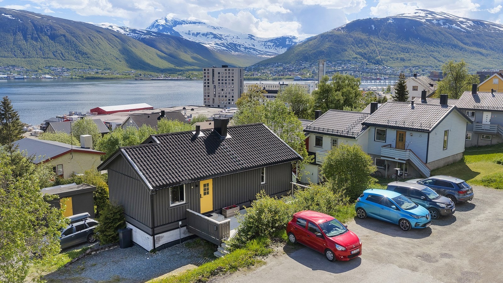Leiligheten går over hele første plan og har parkering like ved både utenfor inngangspartiet og på biloppstillingsplass oppfør boligen Galleribilde