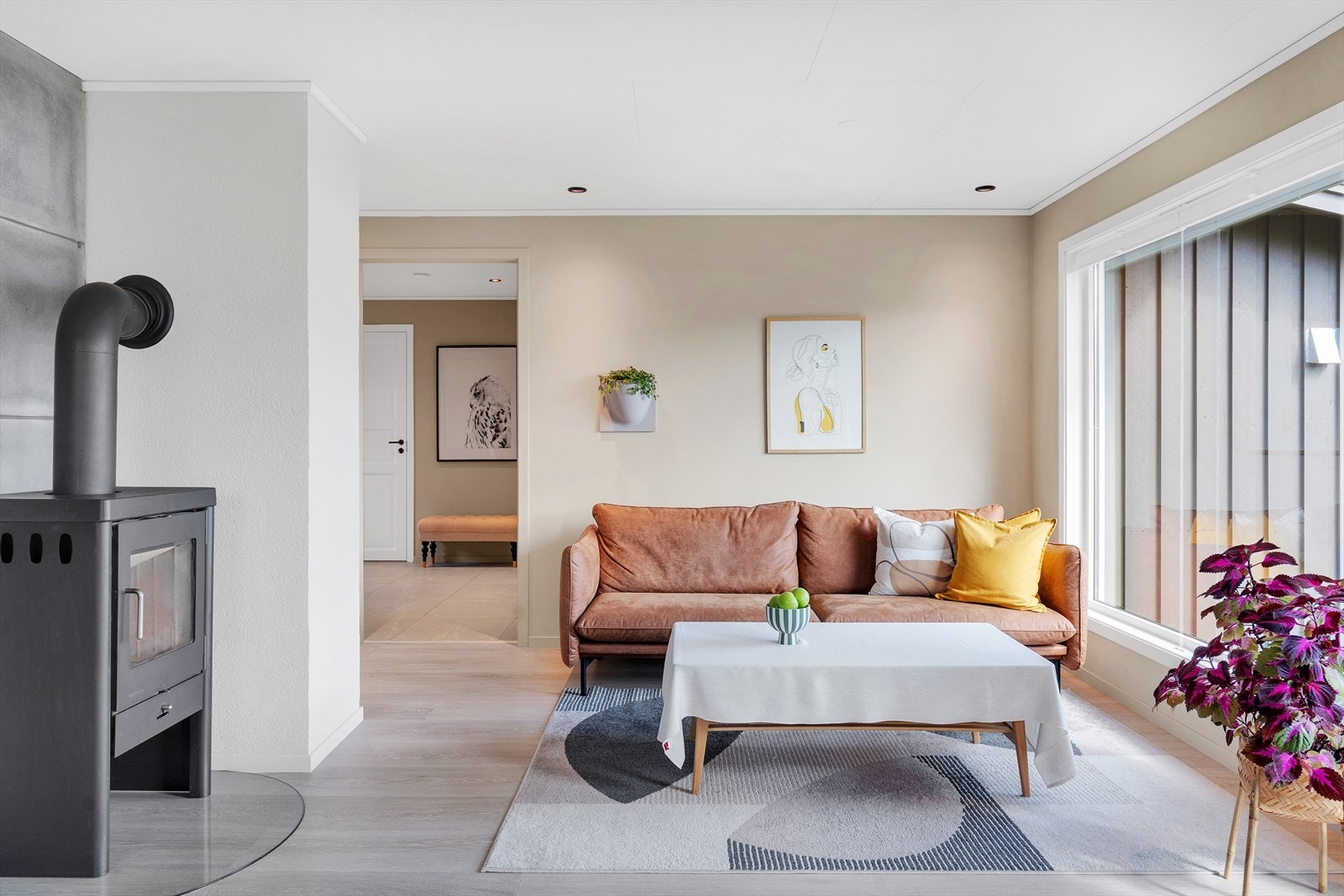 Fint laminatgulv, slette vegger malt i flotte farger og downlight i himling Galleribilde