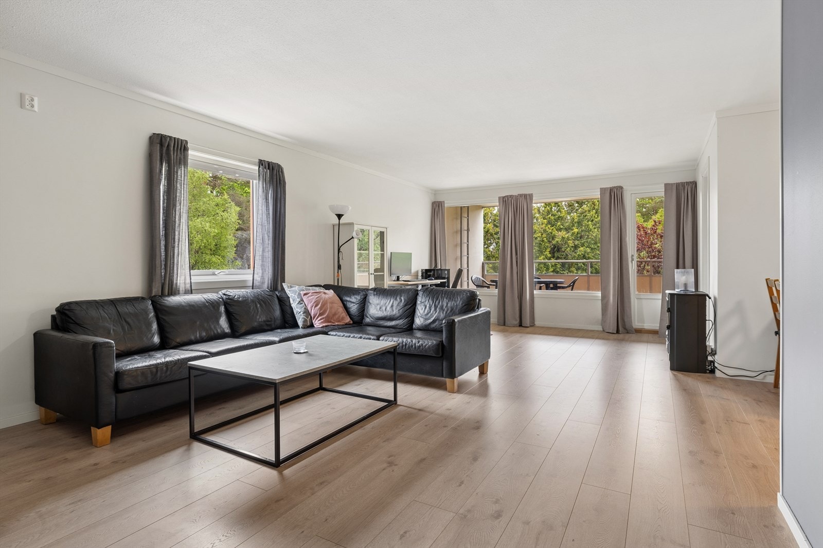 Stua er romslig, med store vindusflater som slipper inn rikelig med naturlig dagslys! Galleribilde
