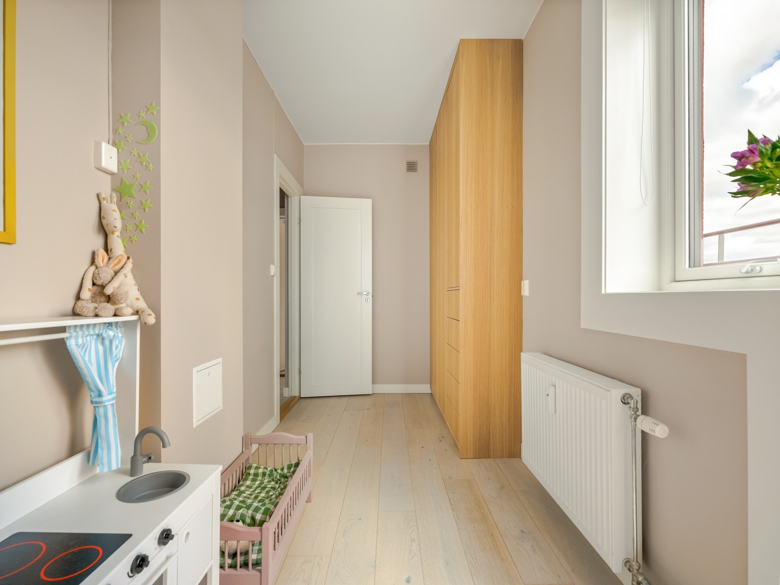 Rommet utmerker seg perfekt som barnerom, gjesterom eller kontor dersom du ønsker det. Galleribilde