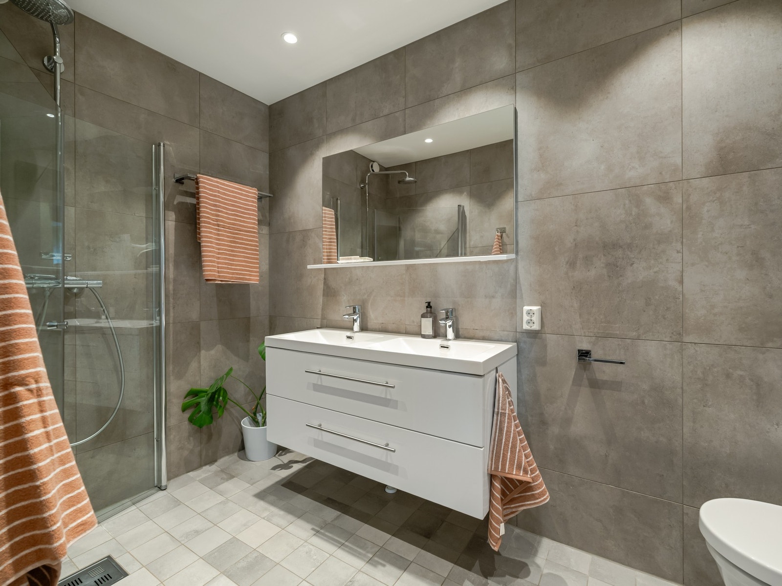 Badet ble pusset opp i regi av sameiet i 2020, og er lekkert flislagt. Galleribilde