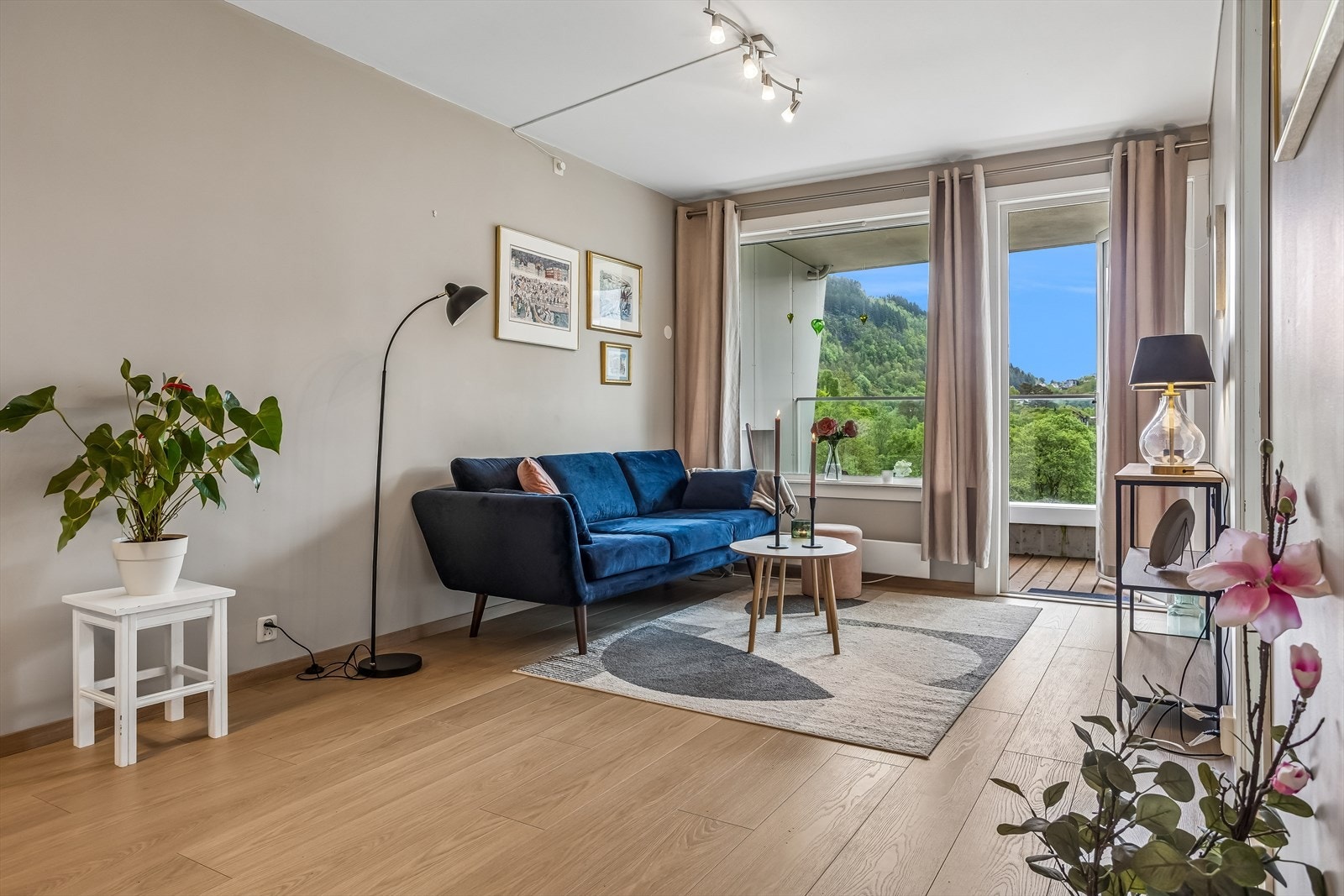 Stuen har god plass til sofagruppe. Vinduer og altandør med isolerglass er fra 2020. Galleribilde