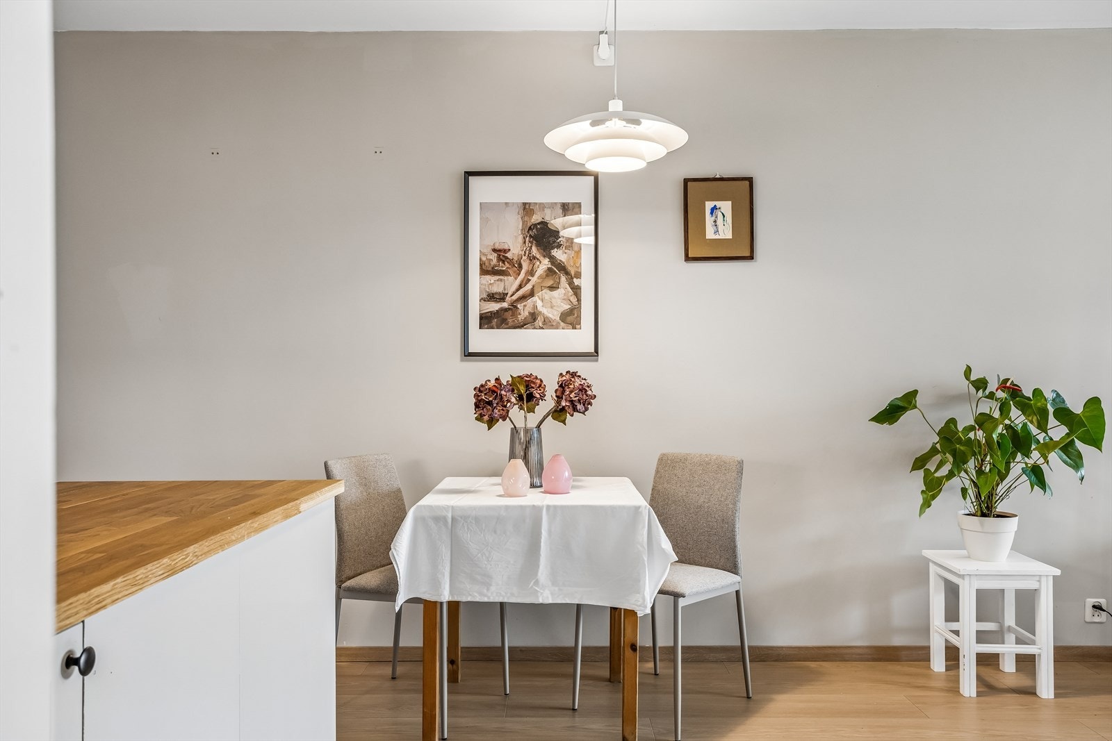I tilknytning til kjøkkenet er det en naturlig plass for en spisegruppe. Galleribilde