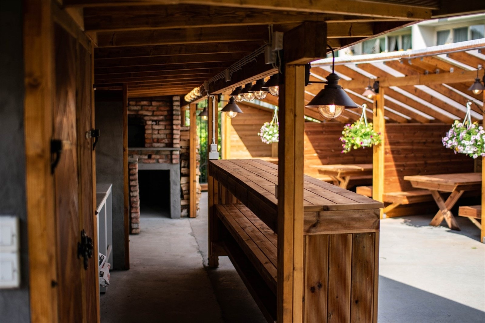 Grillhuset er innredet med sittegrupper og grillmuligheter. Galleribilde