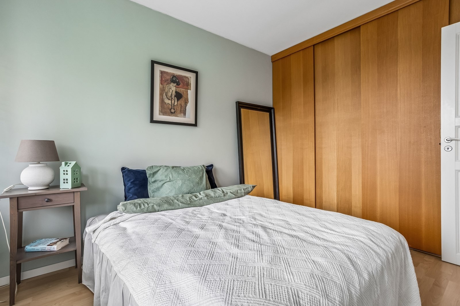 Soverommet har god plass til dobbeltseng og er utstyrt med en romslig skyvedørsgarderobe. Galleribilde