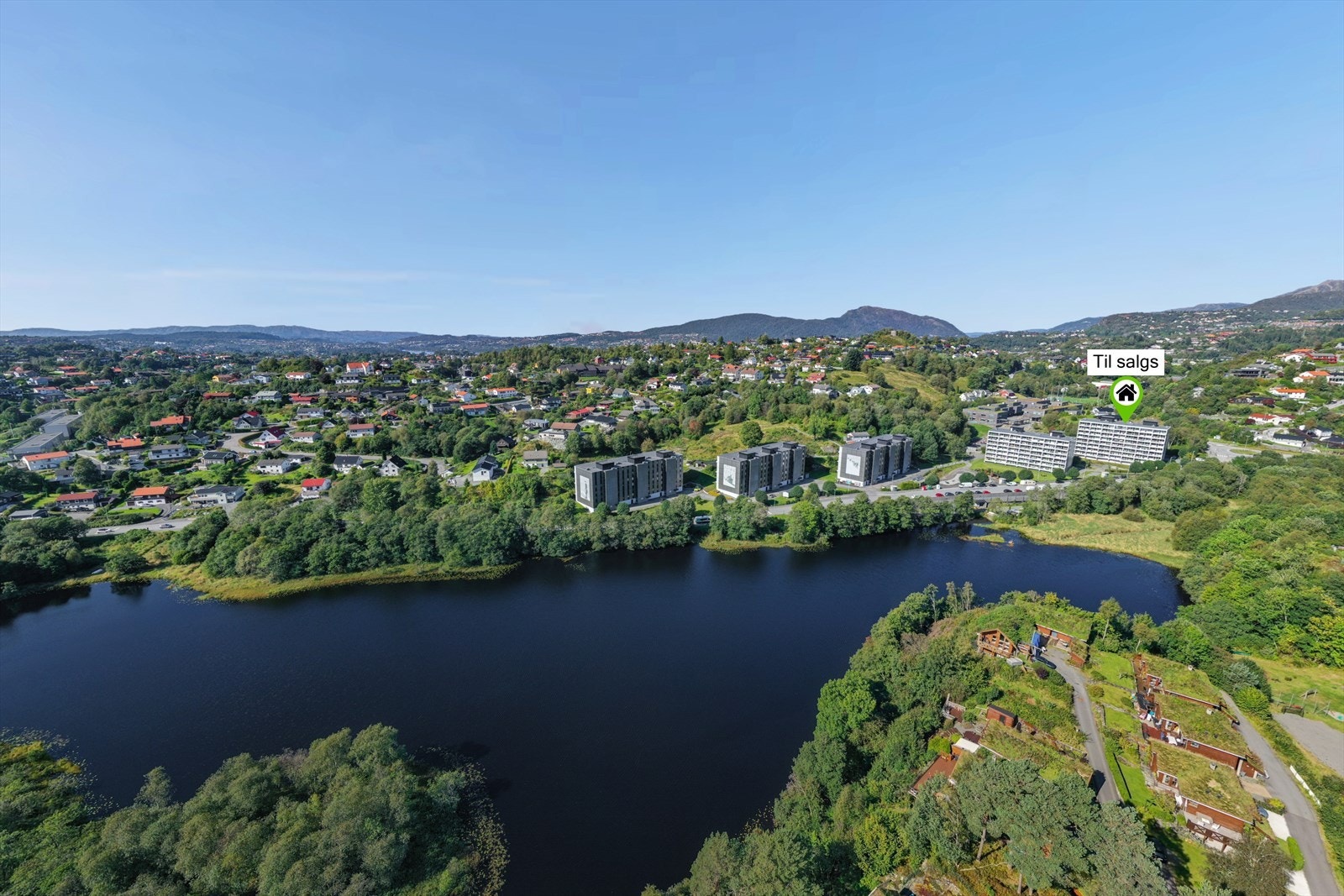 Beliggenheten gir enkel tilgang til både dagligvarebutikker, kollektivtransport med Bybanen fra Skjold, og servicetilbudene i Nesttun sentrum. Flotte turområder rundt vannet også. Galleribilde