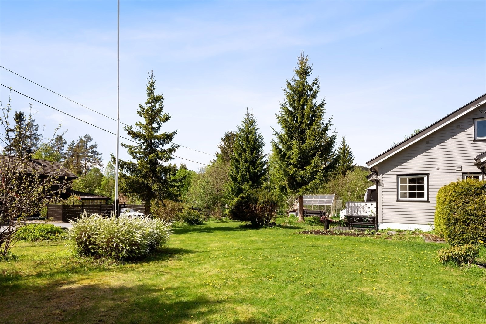 Hagen byr på rikelig med plass til lek og moro for familien. Galleribilde