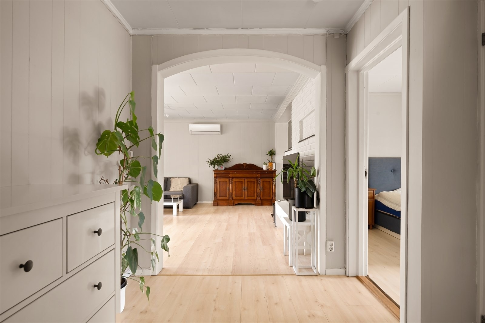 Hovedetasjen byr på entré, stue, kjøkken, soverom, bad og bod. Galleribilde