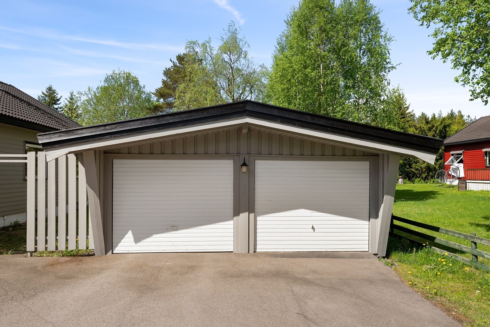 Frittstående garasje med to parkeringsplasser. Galleribilde