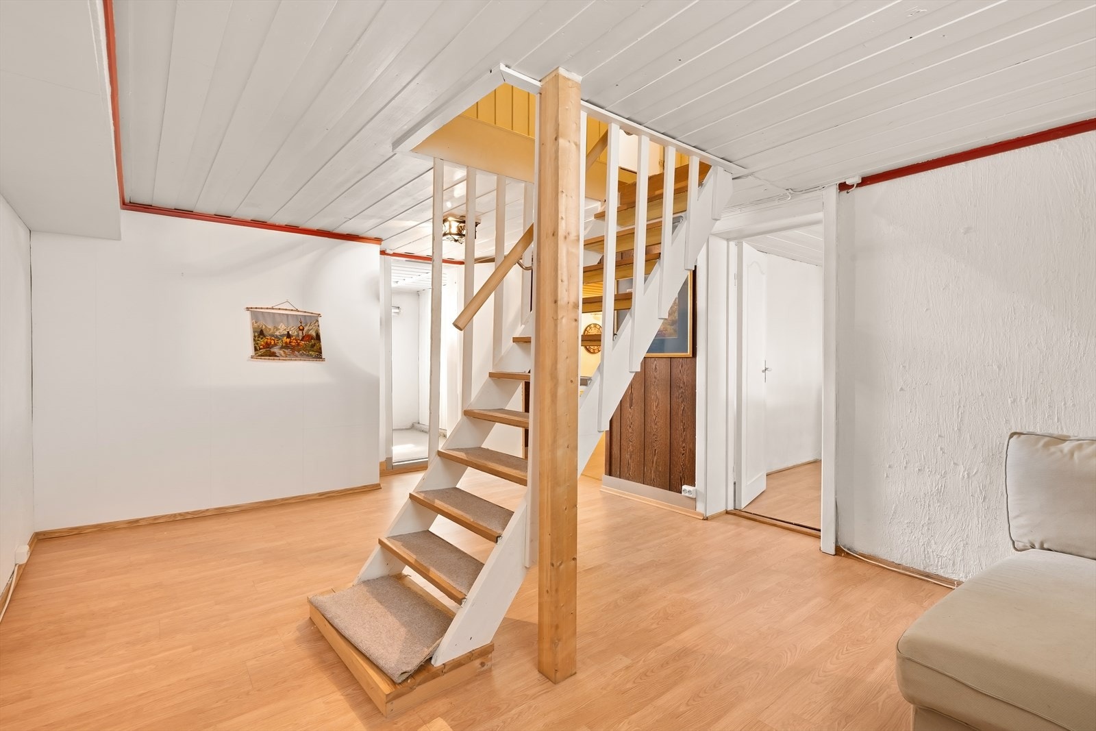 Kjeller. Det foreligger ikke tegninger eller byggesak for kjelleren, og rommene er derfor ikke å anse som godkjent rom for varig opphold. Galleribilde