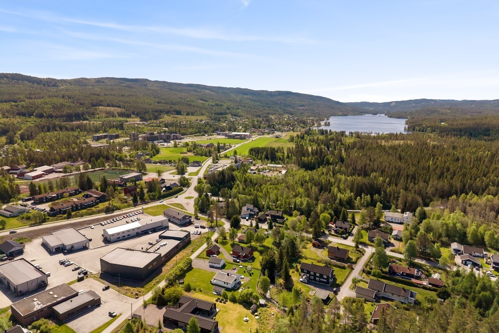 Det er gangavstand til Harestuavannet, som de senere årene har blitt oppgradert med gode badefasiliteter om sommeren samt preparerte skiløyper og muligheter for skøytegåing om vinteren. Galleribilde