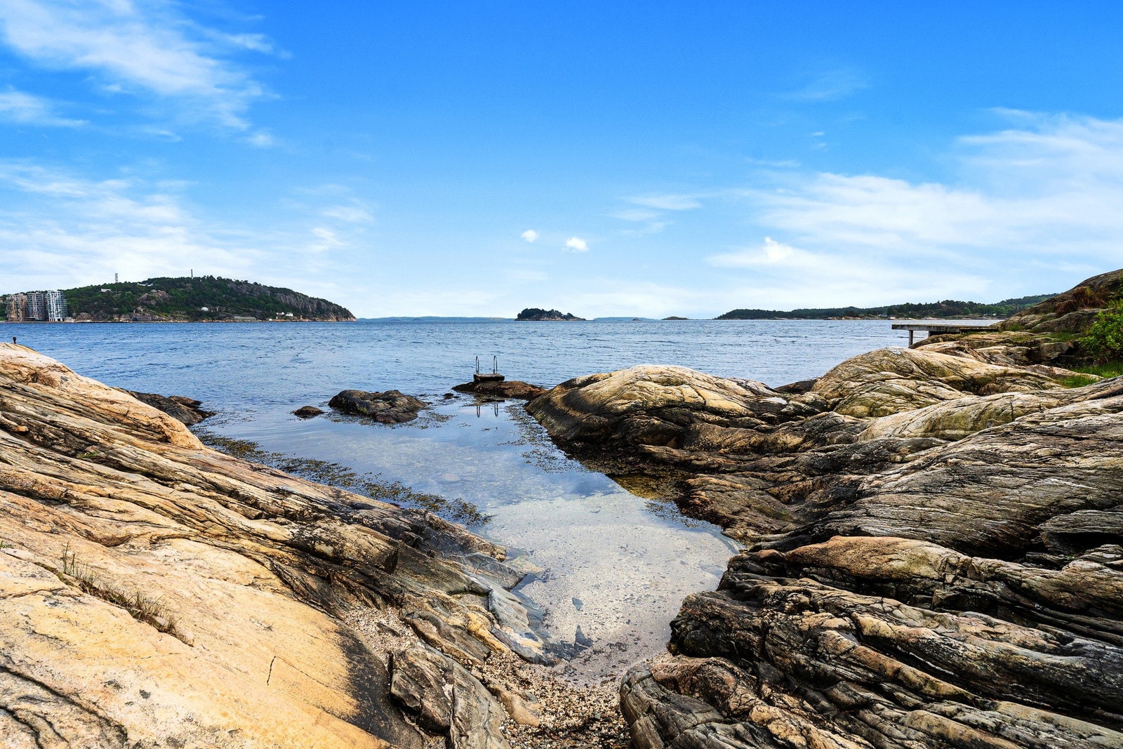 Flott friområde med badestrand like nedenfor eiendommen Galleribilde