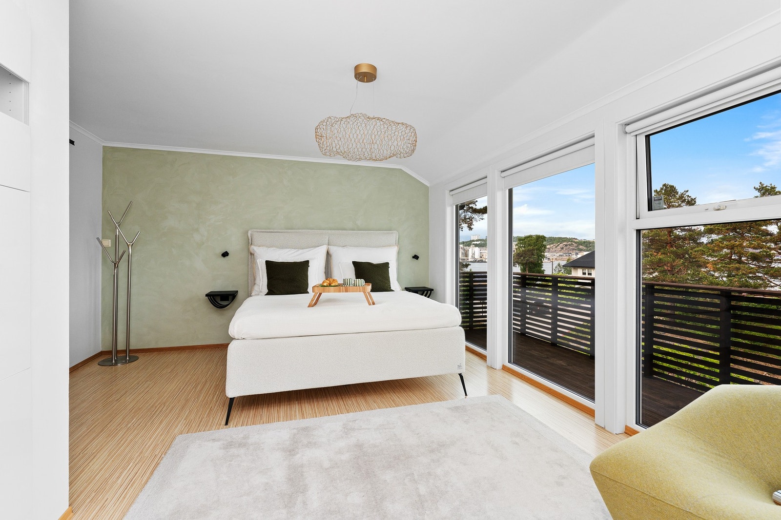 Hovedsoverom med utgang til veranda med morgensol Galleribilde