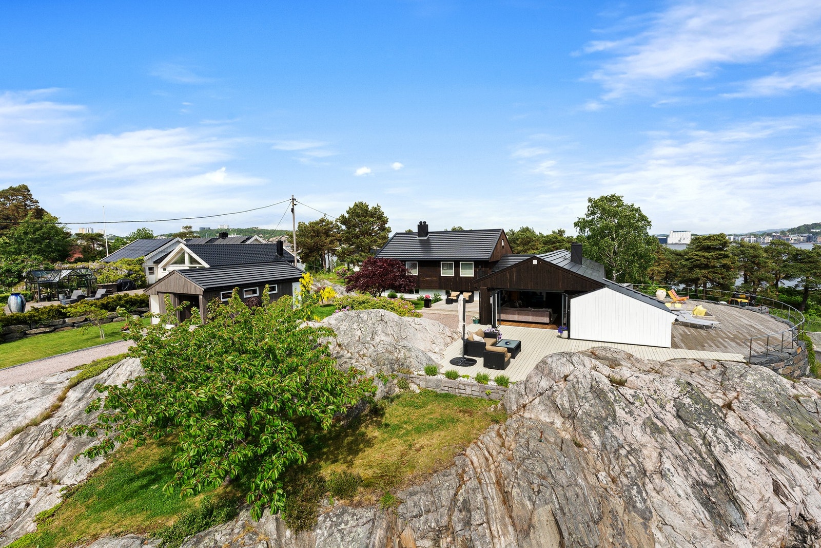 Boligen er oppgradert med nytt tak, ny kledning, nye vinduer m.m. Galleribilde