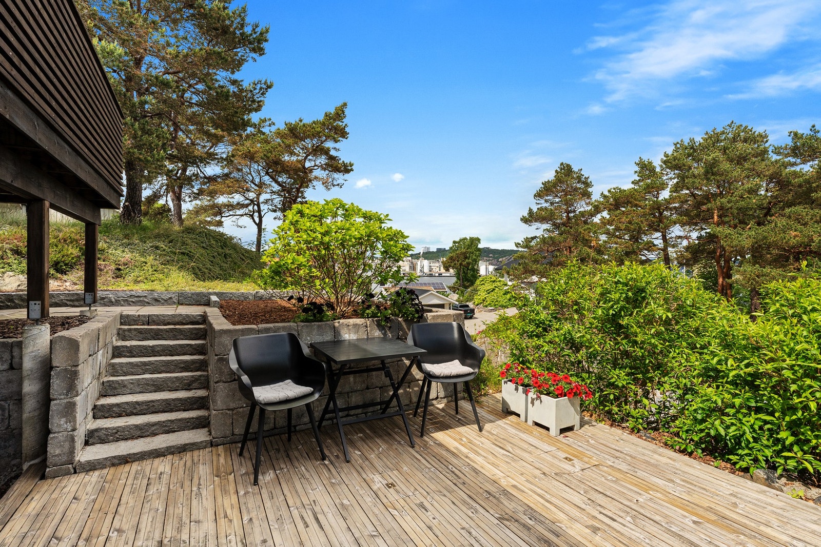 Uteplass ved inngang til TV-stue Galleribilde