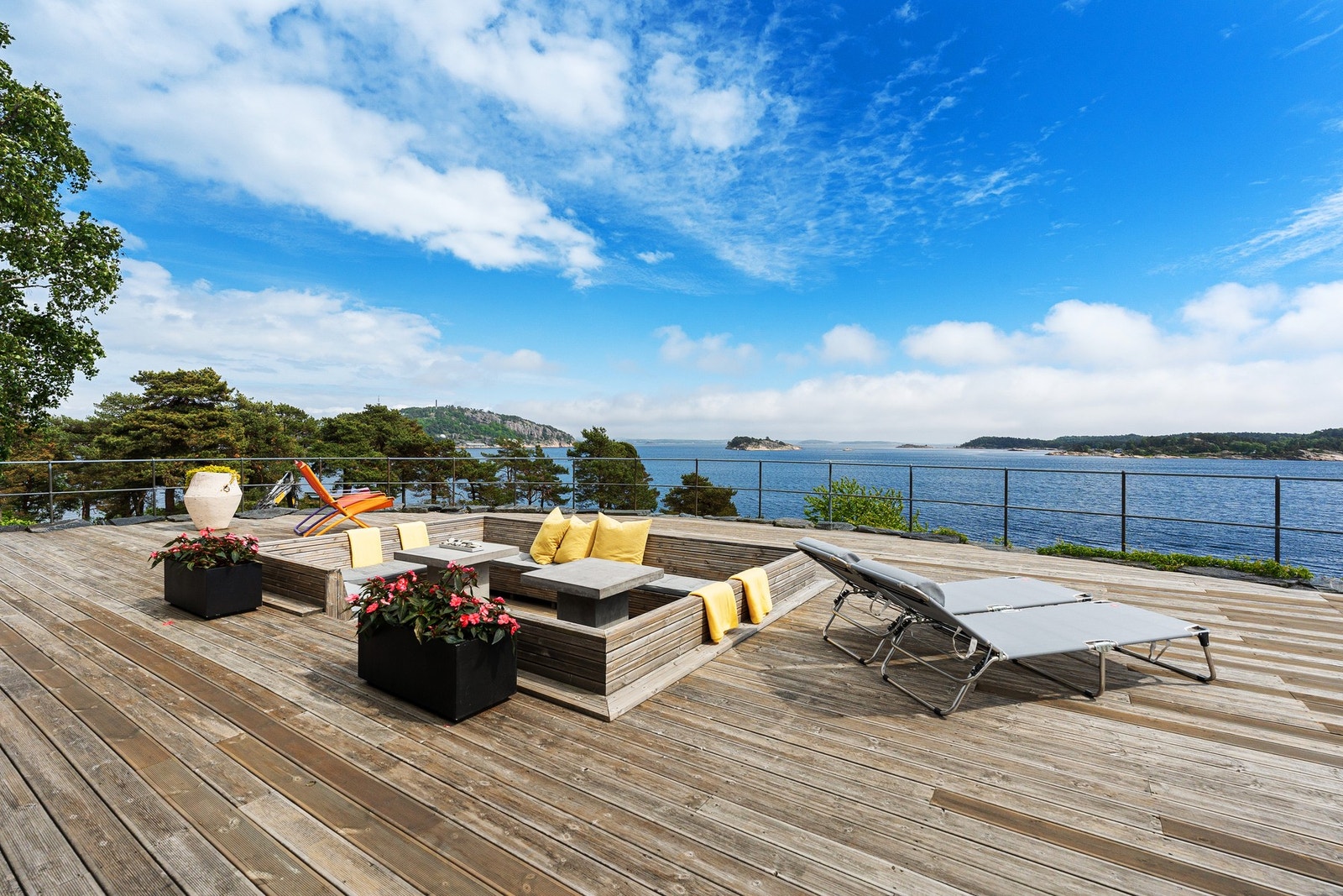 Solrik terrasse med panoramautsikt og nedsenket sittegruppe Galleribilde