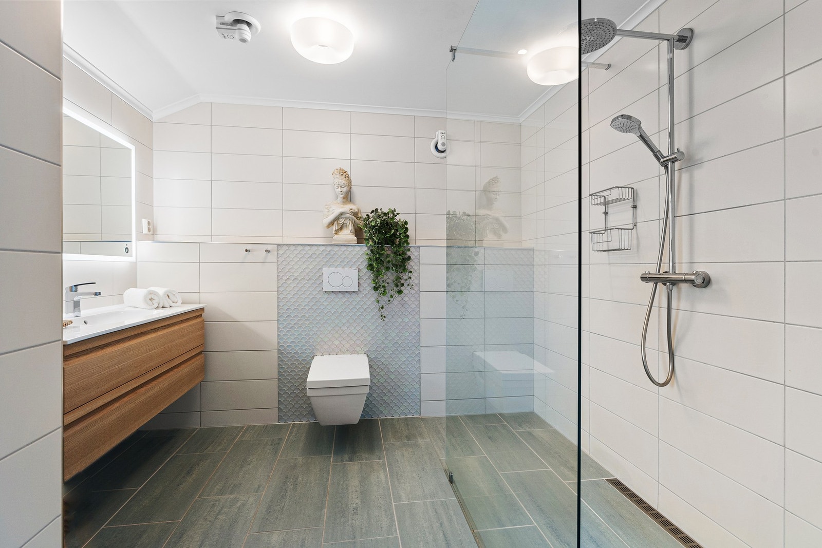 Pent hovedbad med dusj og fliser Galleribilde