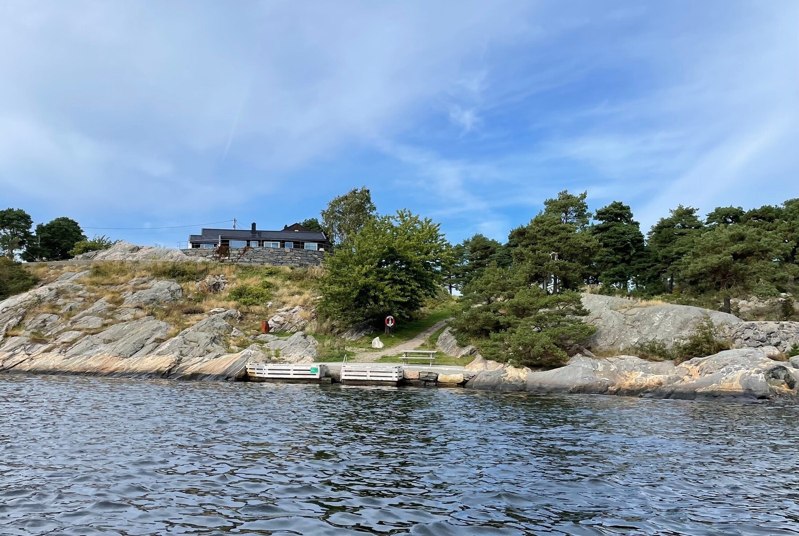 Bolig og felles badebrygge sett fra sjøen Galleribilde