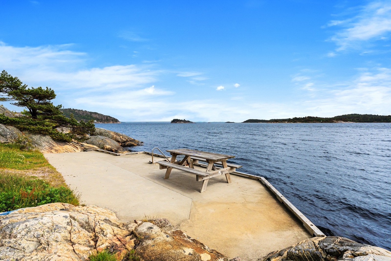 Felles badebrygge på friområde like nedenfor eiendommen Galleribilde
