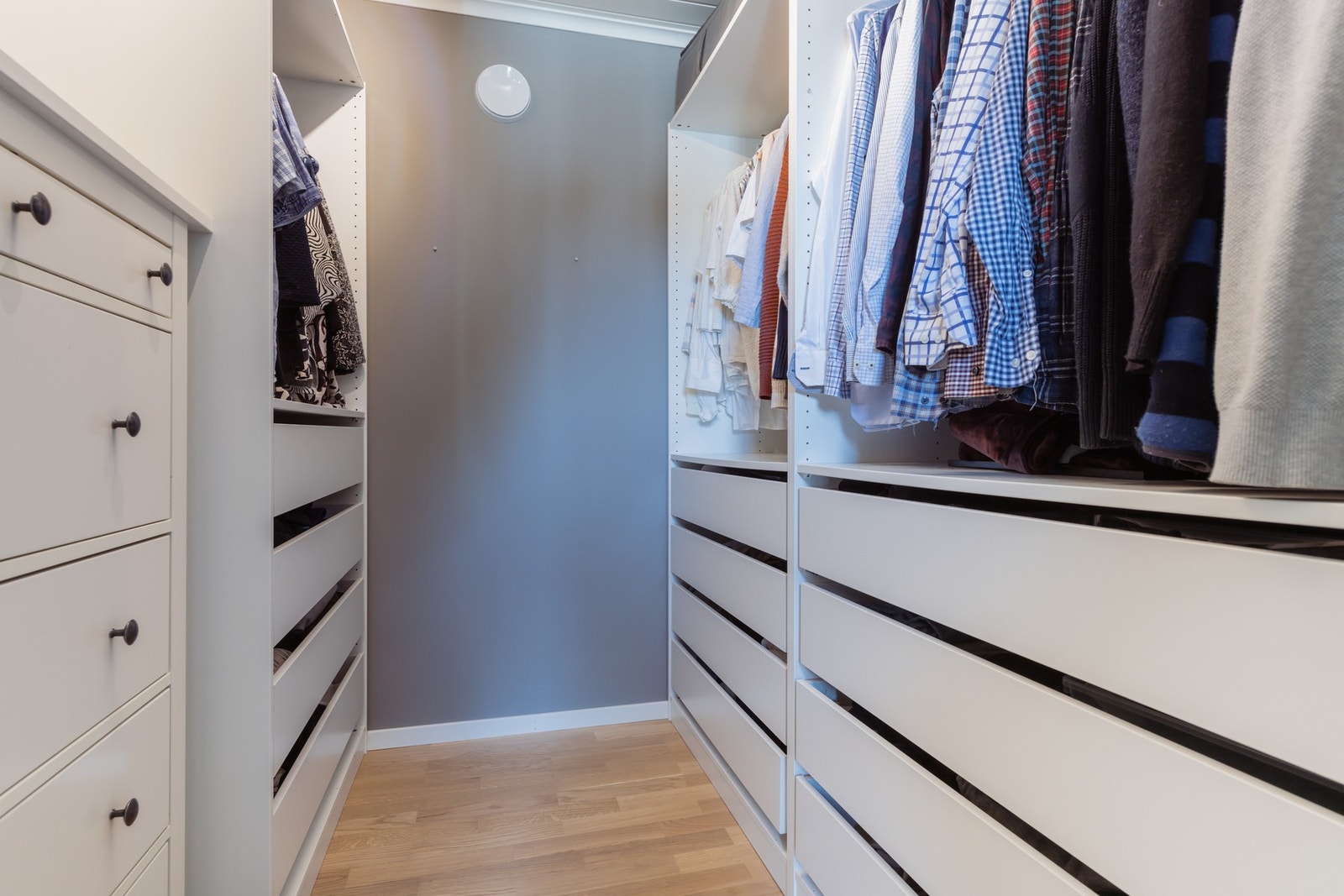 Stor og praktisk walk-in-garderobe med rikelig oppbevaringsplass Galleribilde