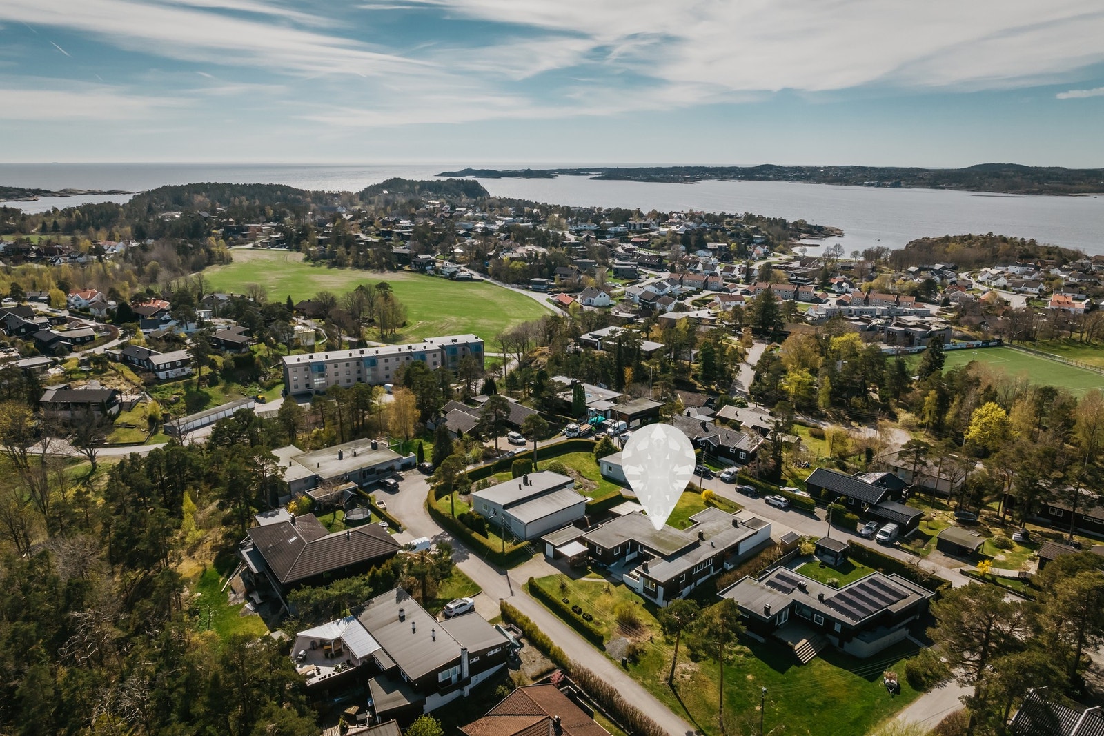 Eiendommen ligger kun få hundre meter fra Halsen idrettsplass med idrettshall, fotballbaner og klubbhus. Her tilbys et aktivt og inkluderende fritidstilbud innen blant annet håndball og fotball. Galleribilde