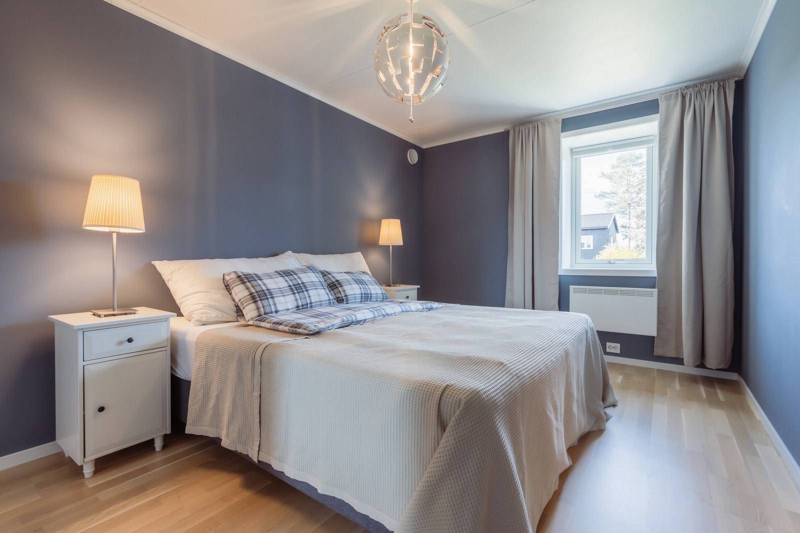 Hovedsoverom med god plass til både dobbeltseng og oppbevaringsmøbler. Galleribilde