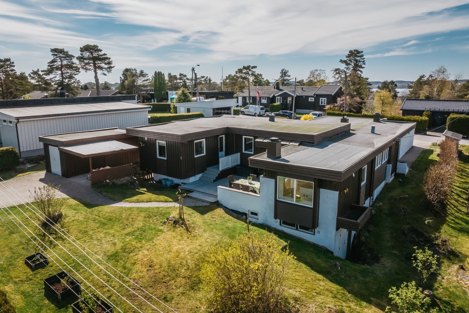 Bergslia 9 er en stor enebolig over to plan, tegnet av den anerkjente arkitekten Ulrik Hellum. Galleribilde