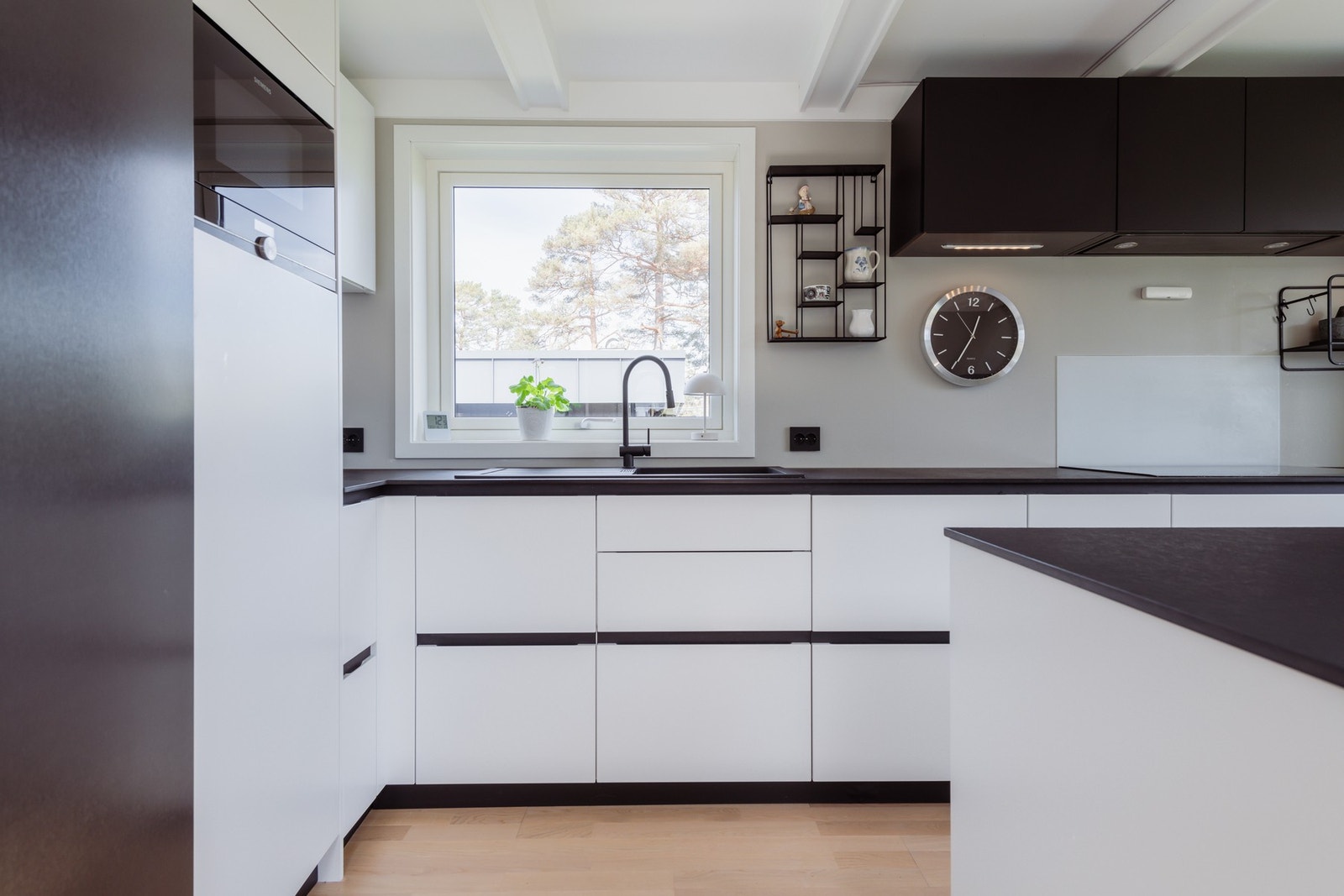 Stilrent kjøkken med moderne innredning, kjøkkenøy og gode arbeidsflater. Galleribilde