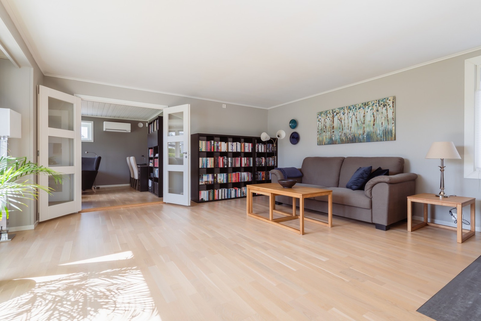 Romslig stue med store vindusflater som slipper inn rikelig med naturlig lys Galleribilde