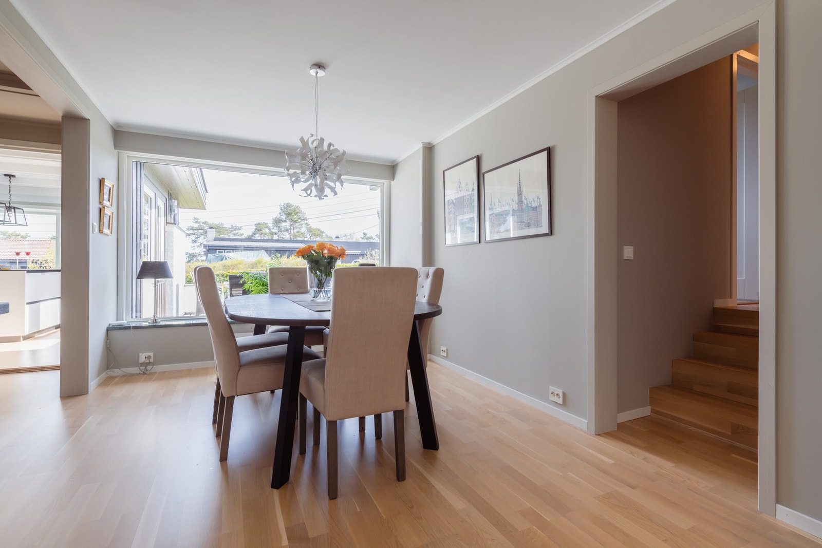 God plass til stort spisebord. Perfekt for hyggelige måltider med familie og venner Galleribilde