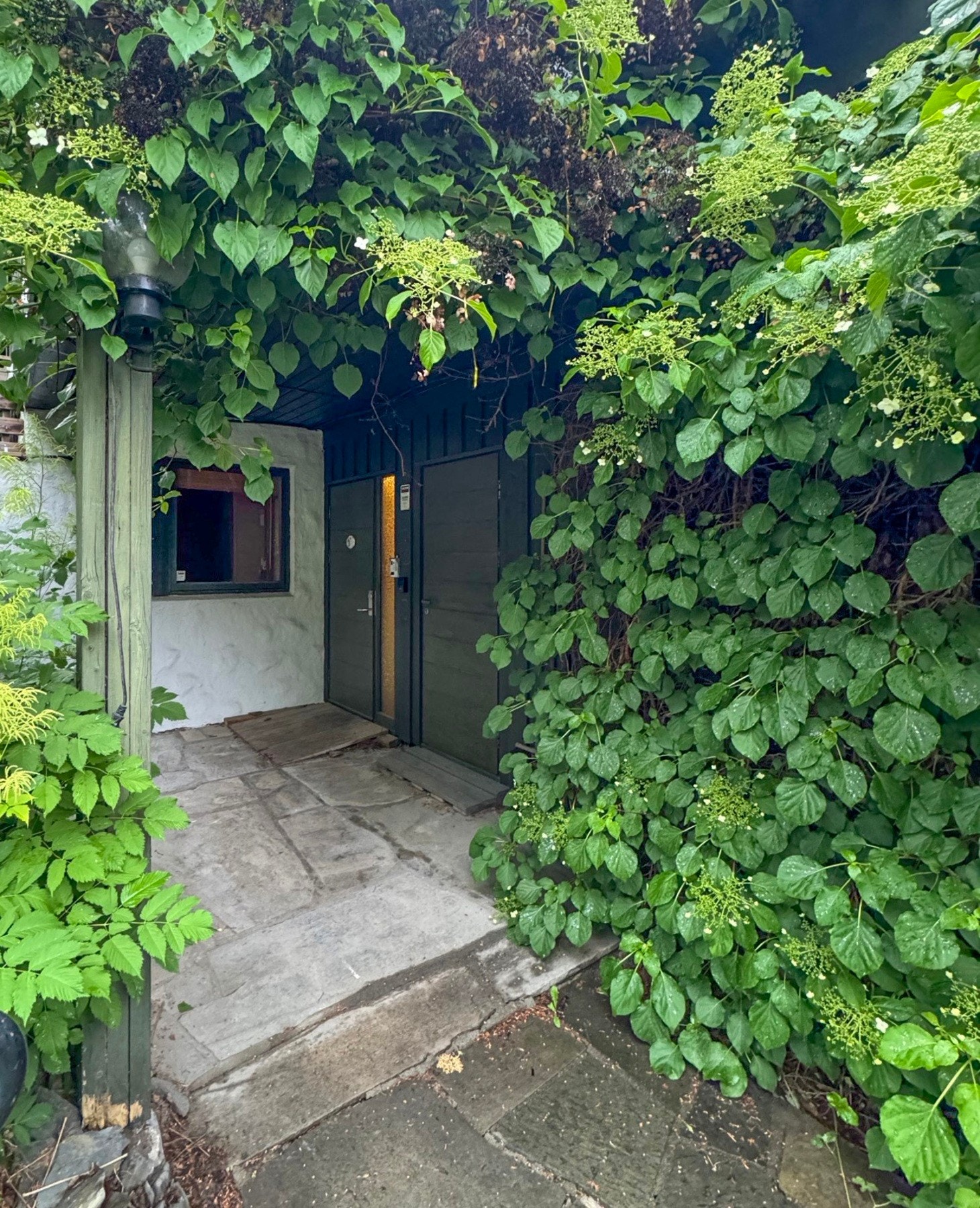 Boligen har egen inngang. Det er også inngang til boligen fra nedre plan. Det er godt med bodplass i huset, samt utebod ved inngangen og innglasset balkong. Galleribilde
