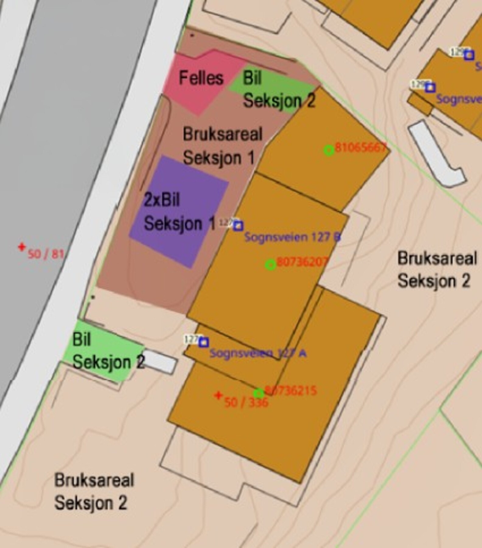 Hagekartet er vedlegg til vedtektene. Seksjonen disponerer biloppstilling utenfor inngangen, samt garasje og biloppstilling på øvre plan. Hagen hører til denne seksjonen. Galleribilde