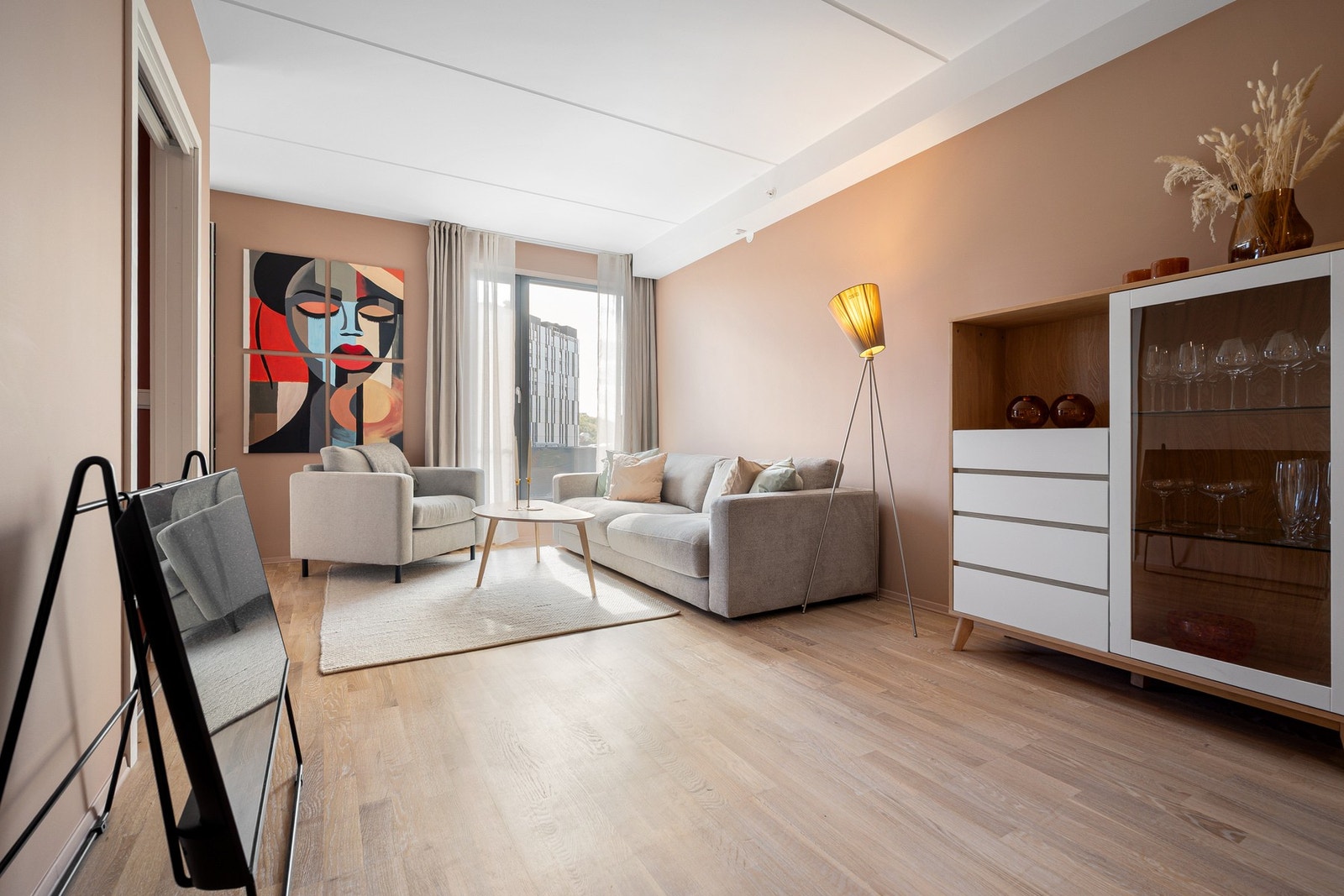 Velkommen inn - bygd i 2018 holder leiligheten høy standard, så her kan du flytte inn uten bekymringer! Galleribilde