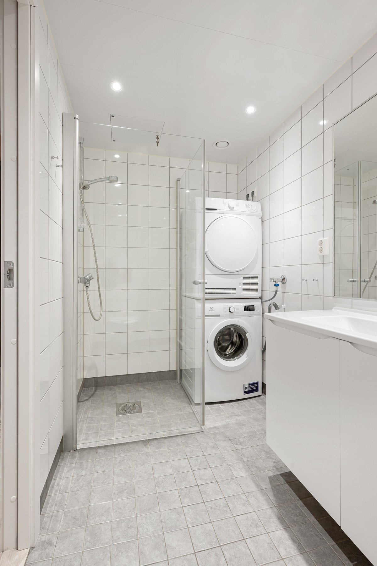 Badet har vegghengte innredninger og god belysning med downlights Galleribilde