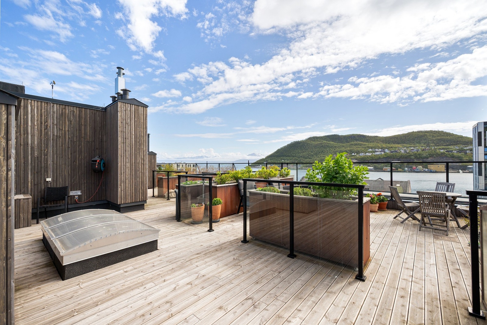 Borettslaget har felles takterrasse med ypperlige solforhold og fantastisk utsikt mot havområdet Galleribilde