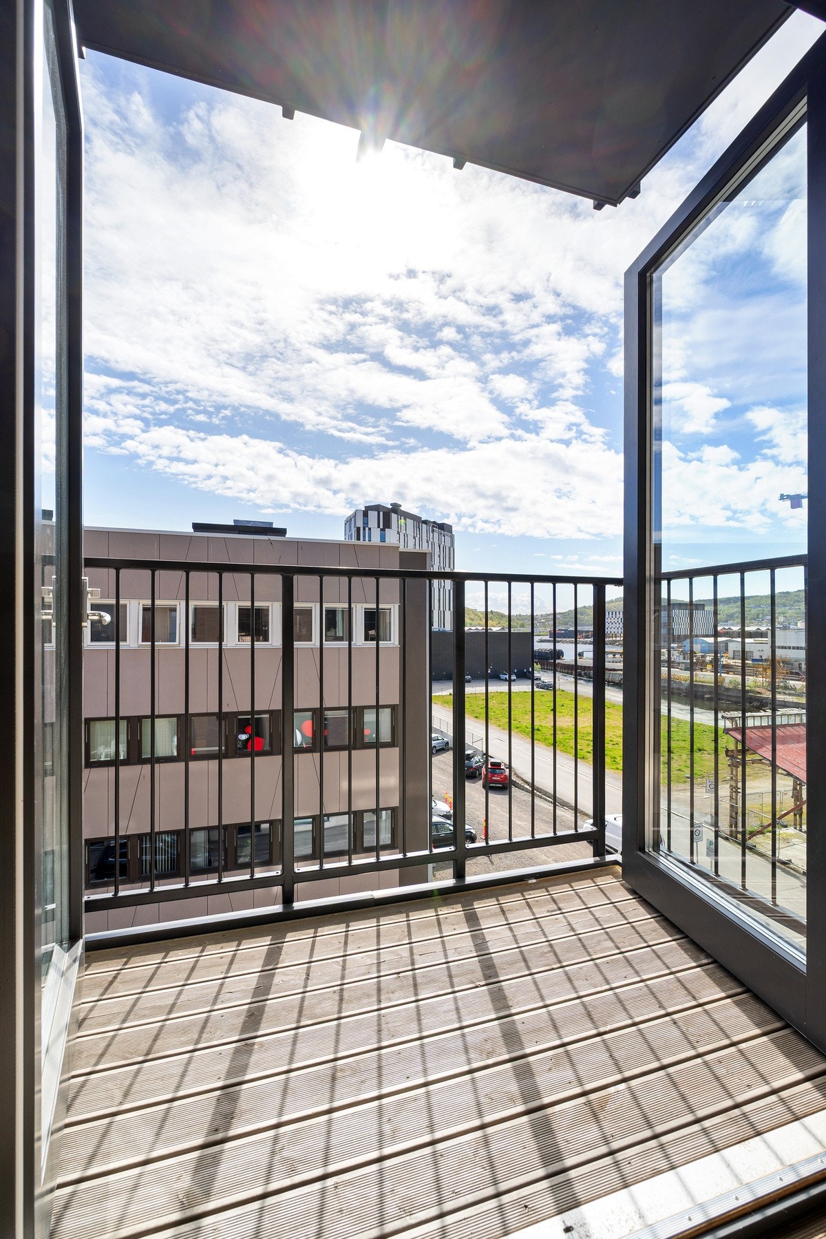 Utenfor den innglassede balkongen er også en åpen balkong med gode solforhold Galleribilde
