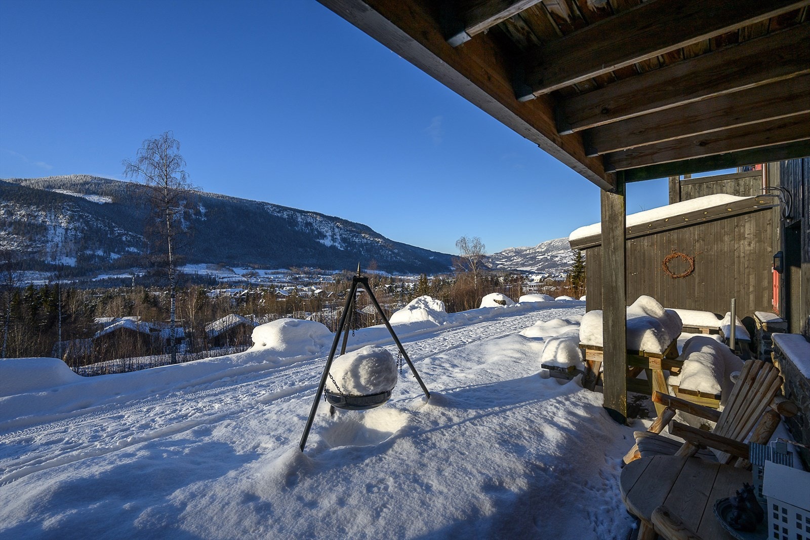 Leiligheten ligger i underetasjen og har adkomst fra bakkeplan via en hyggelig, vestvendt terrasse på 35 kvm. Galleribilde