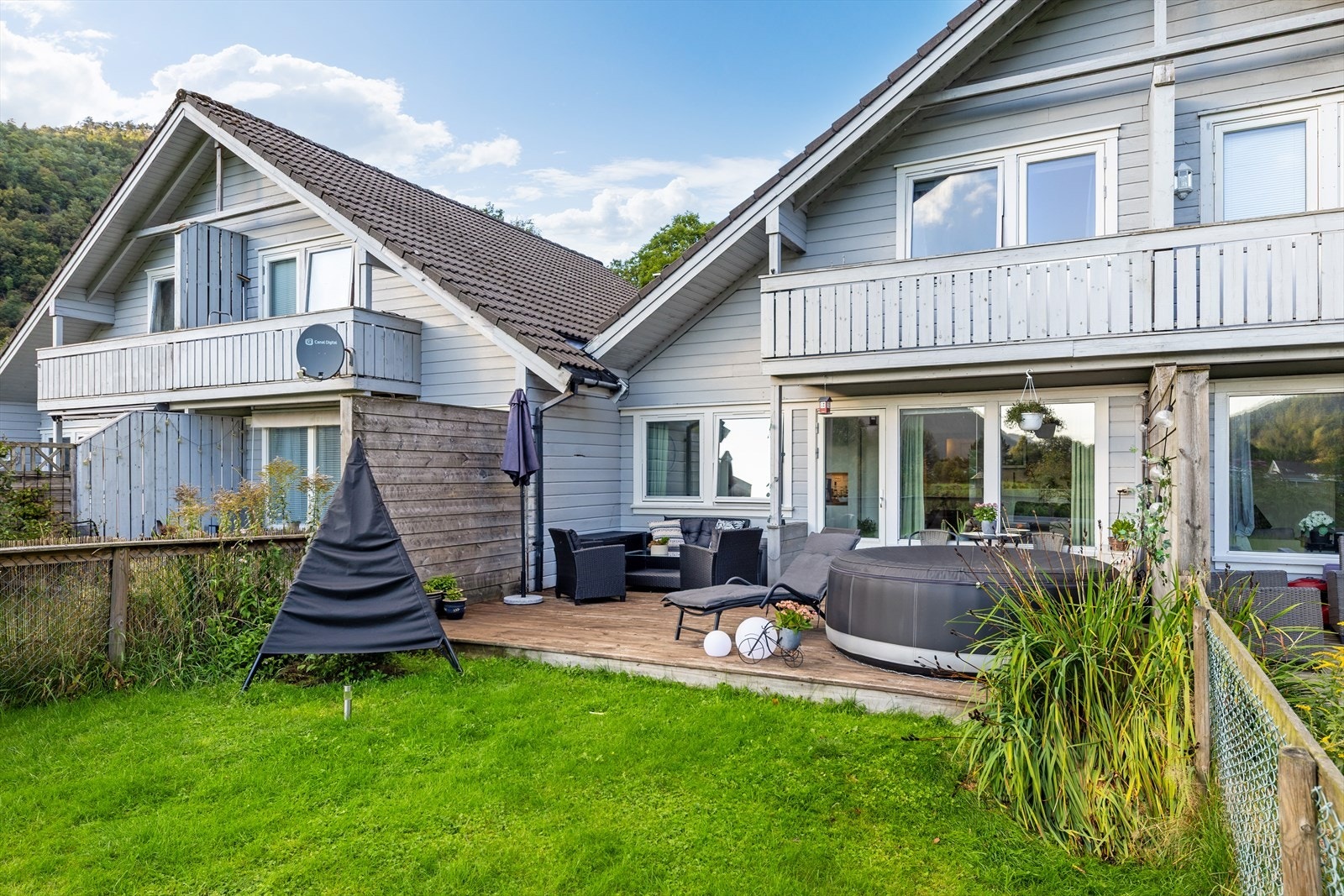Moderne halvpart av tomannsbolig med romslig terrasse og velholdt hage. Attraktiv beliggenhet i naturskjønne omgivelser, perfekt for barnefamilier. Galleribilde