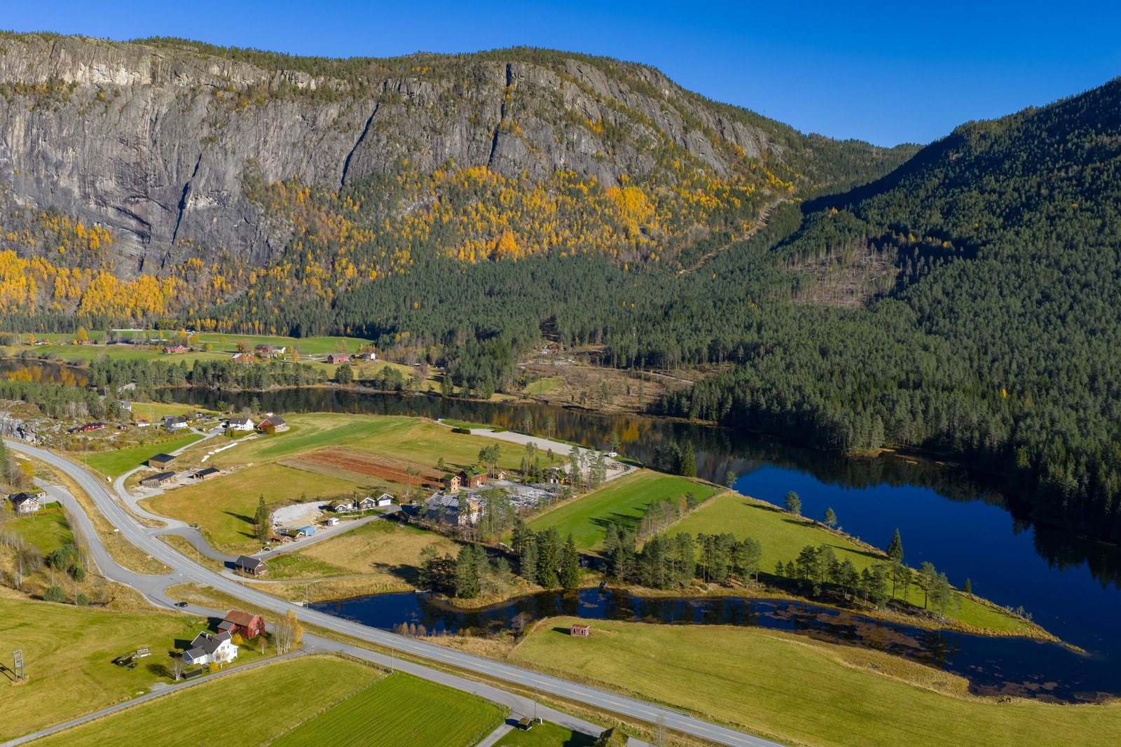 Velkommen til Helle Camping - Et idyllinsk område med flott natur, Via Ferrata, utleiehytter og leiligheter, samt plass til campingvogner og bobiler Galleribilde
