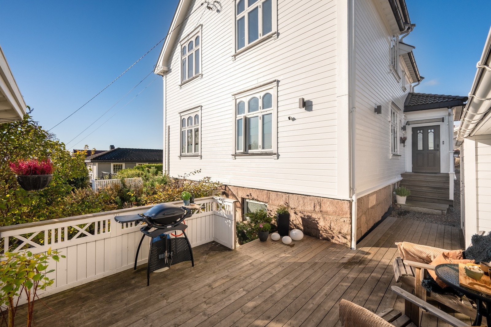 Terrassen på ca. 23 m² har god plass til utemøbler og grill. Galleribilde