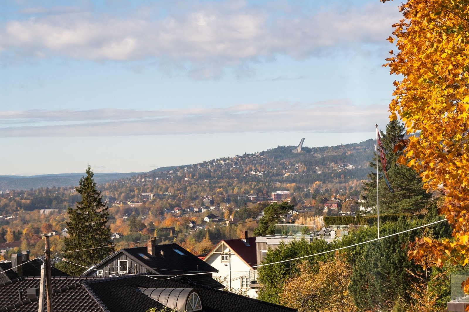 Boligen byr ikke bare på fin fjordutsikt, men også utsikt mot Holmenkollen. Galleribilde