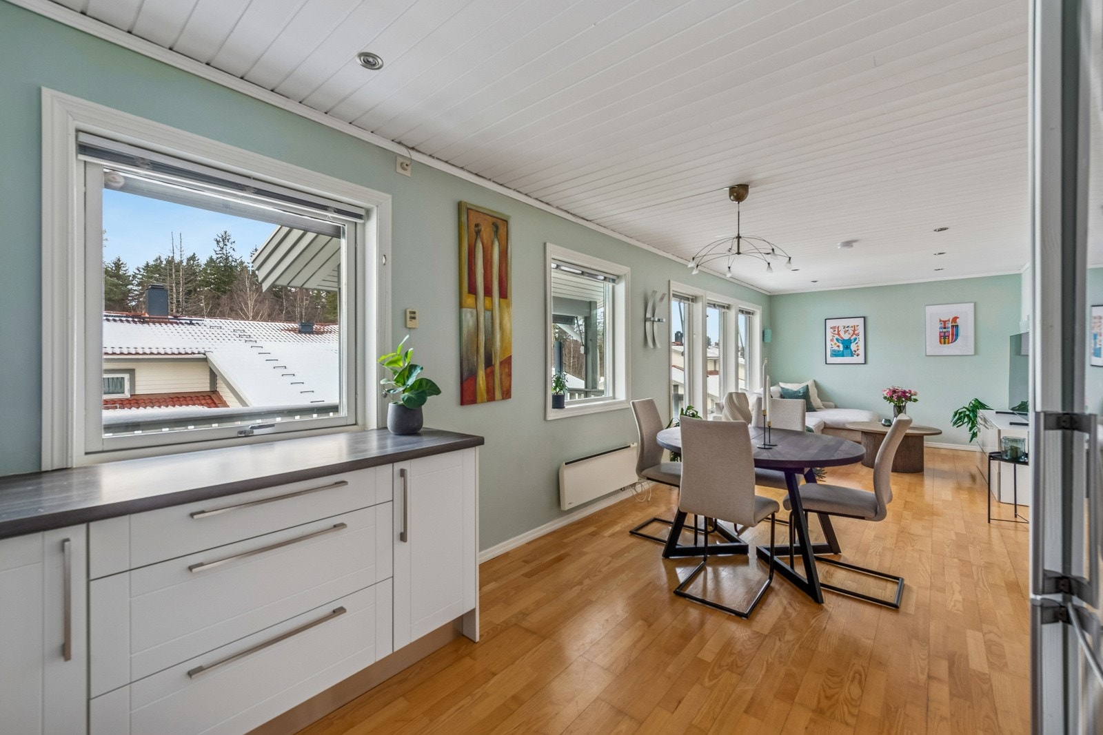 Åpen stue / kjøkkenløsing med flere innredningsmuligheter. Galleribilde
