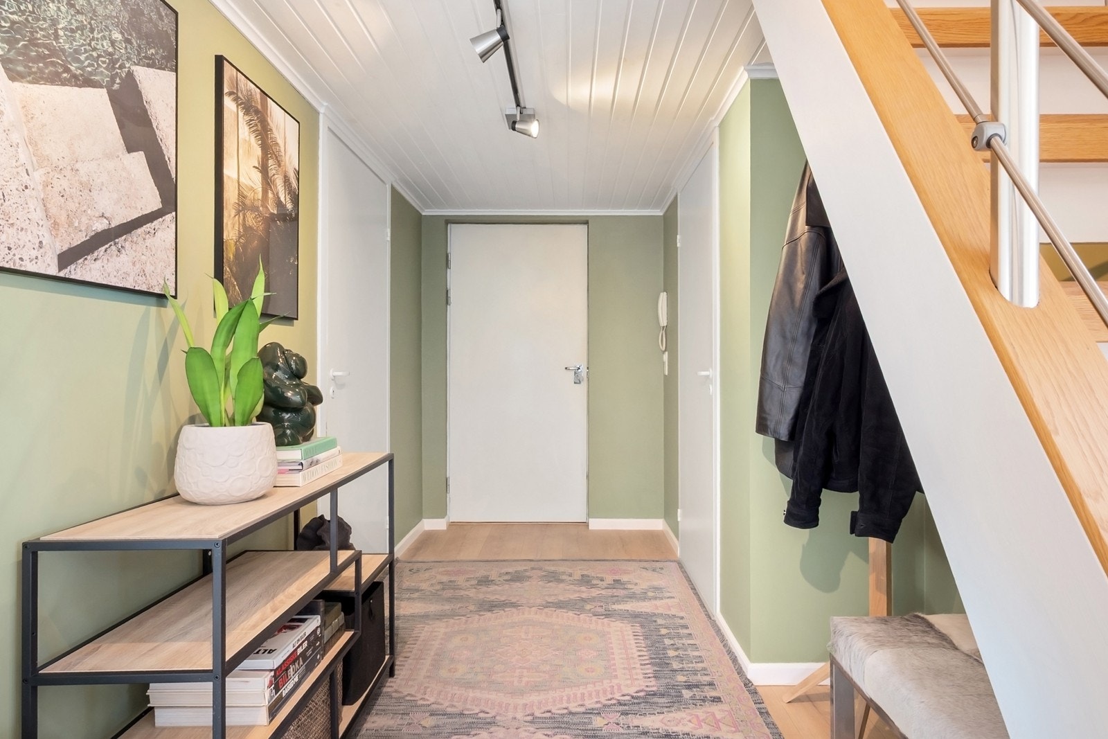 Vel inne gir gangen et godt og moderne førsteinntrykk. Galleribilde