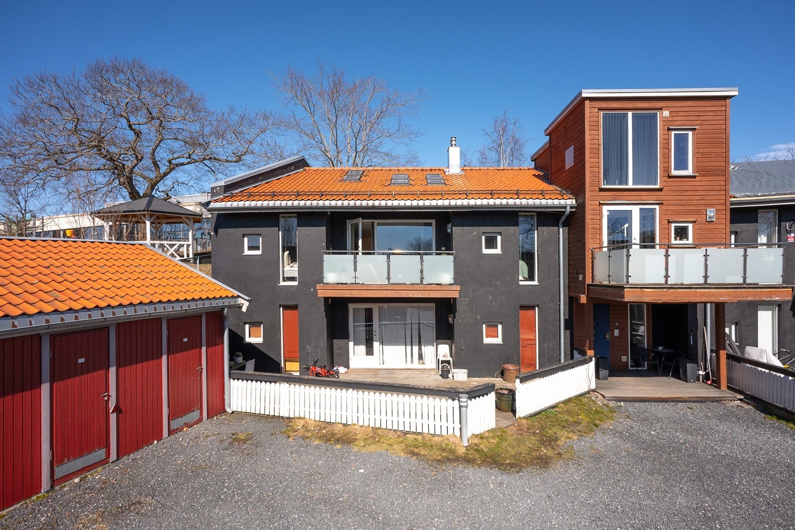Tross meget sentral beliggenhet er det kort vei til bystrender, parker, tur- og friområder, fjord, Vansjø og båtliv. Galleribilde