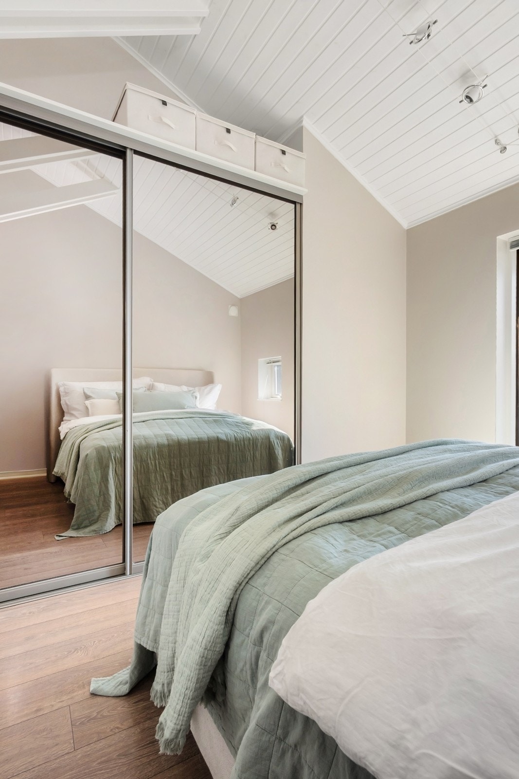 Hovedsoverommet har stor skyvedørsgarderobe og god plass til dobbeltseng. Galleribilde